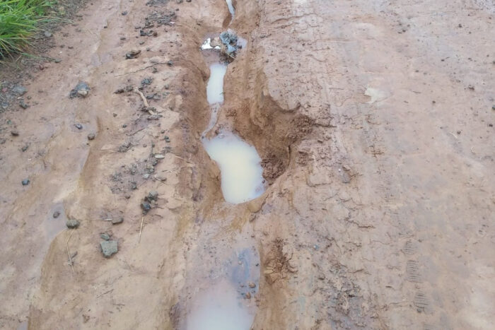 Moradores do Paço Del Rey denunciam falta de infraestrutura no bairro 2 buraco rua