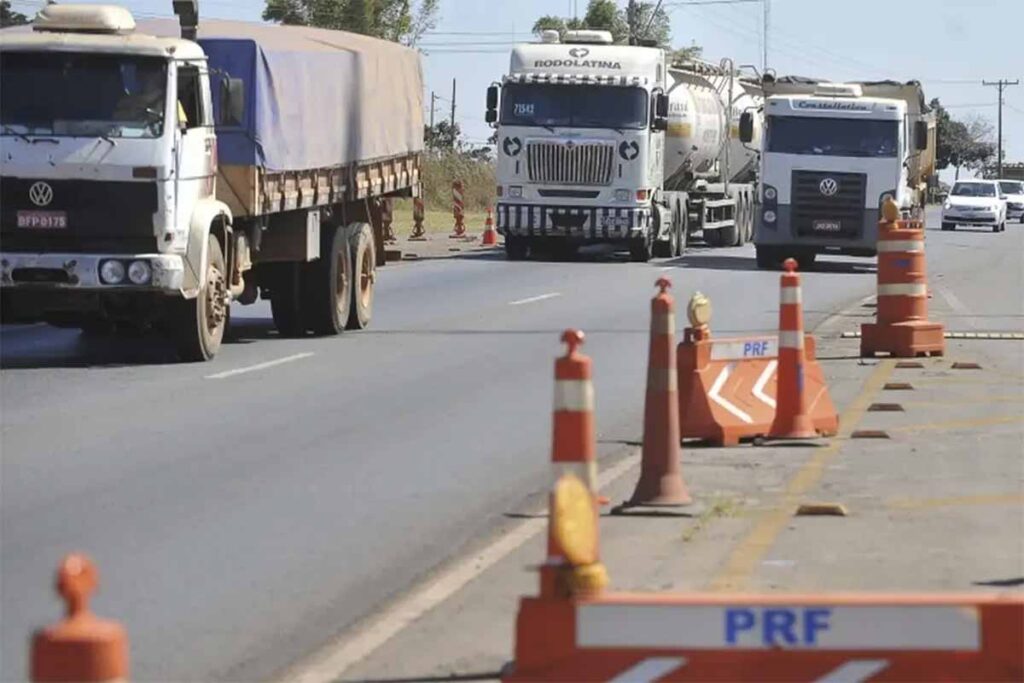 Motoristas das categorias C, D e E têm até terça-feira para fazer exame toxicológico 1 caminhoes transito marcelo camargo agencia brasil