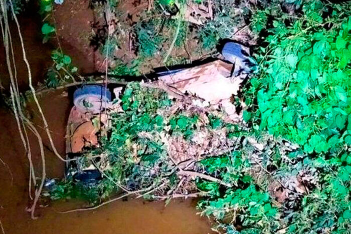 Motorista perde o controle e carro fica capotado dentro de rio 1 carro capotado silvan alves