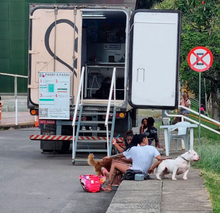 Castramóvel faz ação no estacionamento da UFJF; confira horários 1 Tutoras aguardam com seus animais pelo serviço do Castramóvel (Foto: Leonardo Costa)