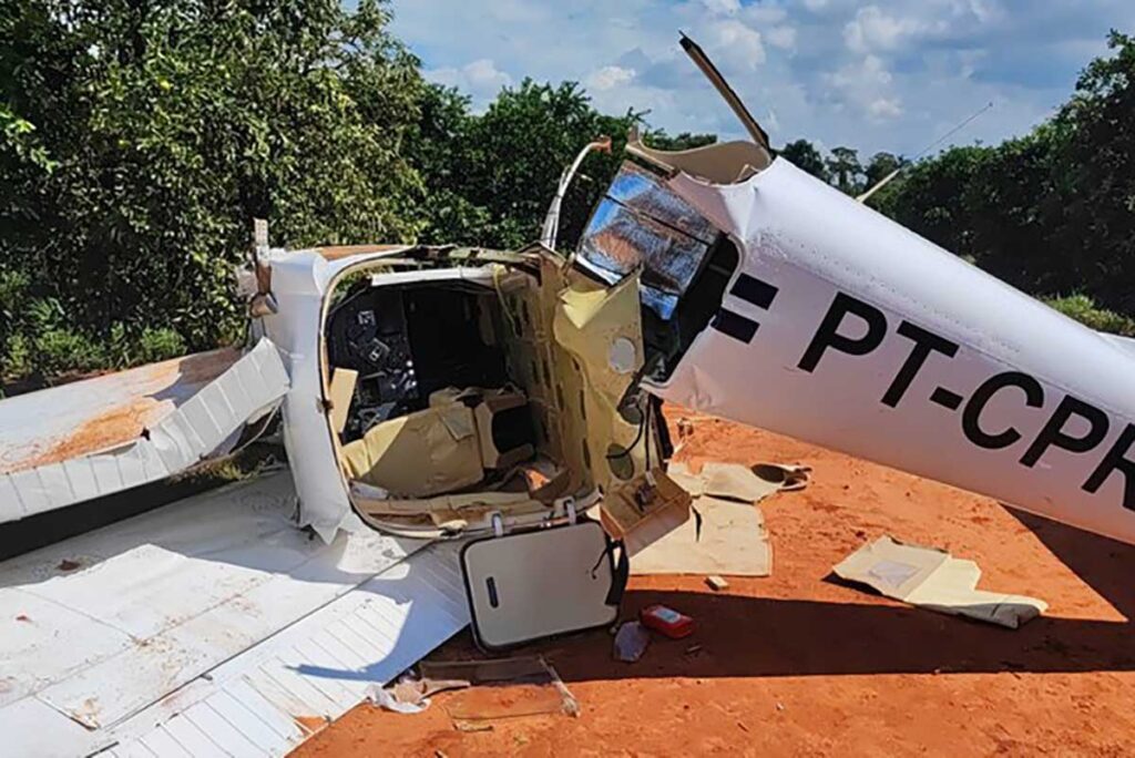 Agentes da PF e da FAB confiscam 400 quilos de cocaína em avião clonado no interior de SP 1 aeronave com cocaína