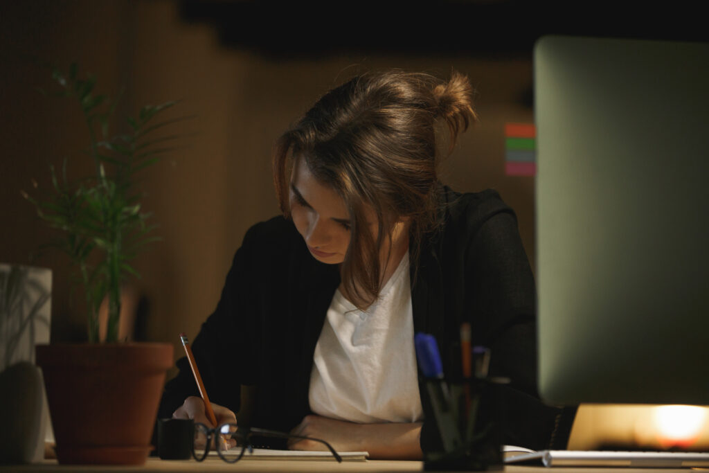 Burnout na geração Y: os desafios do esgotamento mental entre os Millennials 2 concentrated young lady designer sitting office