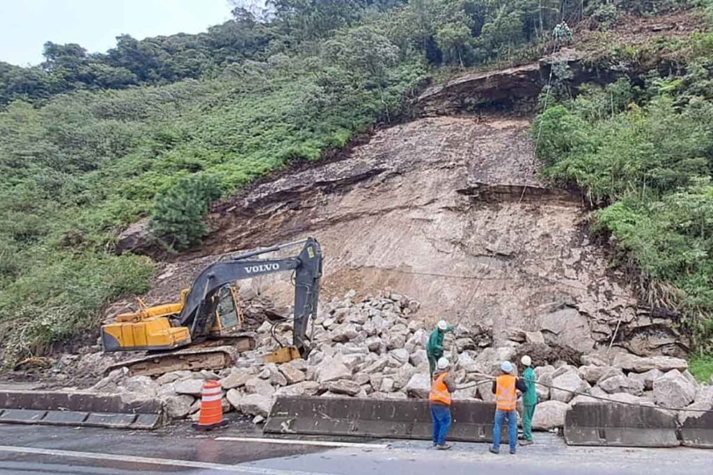 Serviço emergencial de desmonte de rocha na BR-040 é finalizado 1 desmonte de rocha BR-040