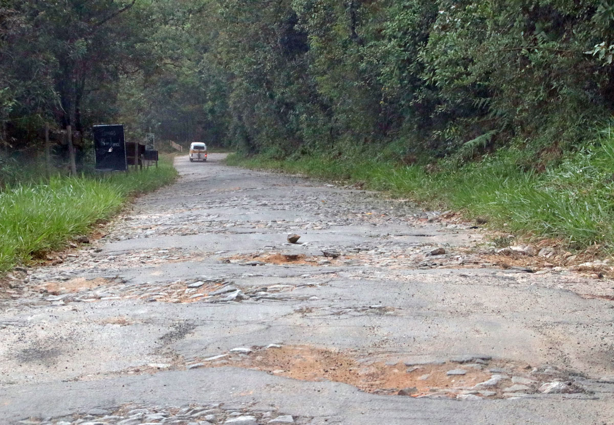 Trecho da estrada de Ibitipoca que não será calçado requer investimento de R$ 2,5 milhões 4 Trecho de estrada calçada próximo à chegada de Ibitipoca está repleto de buracos (Foto: Leonardo Costa)