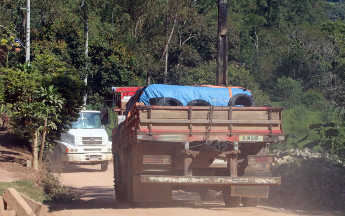 Trecho da estrada de Ibitipoca que não será calçado requer investimento de R$ 2,5 milhões 2 caminhões na estrada de ibitipoca