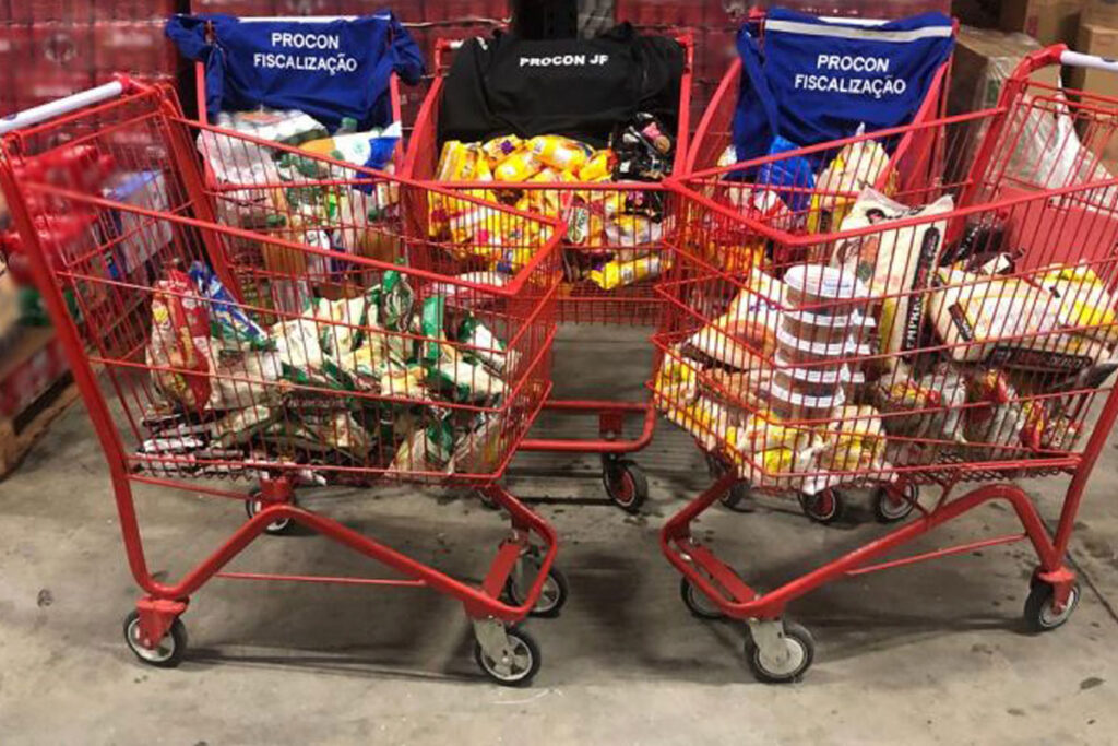 Procon apreende 130 kg de produtos impróprios para consumo em supermercado da Zona Norte 1 alimentos apreendidos Procon