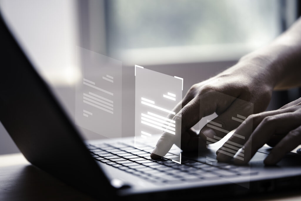 Reconhecimento Óptico de Caracteres (OCR) da Célula: benefícios para diversos segmentos 2 hand using laptop computer with virtual screen document online approve paperless quality assurance erp management concept