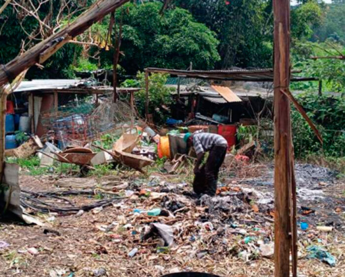 Idoso obrigado a dormir com vacas em ferro-velho será indenizado em R$ 60 mil 2 Idoso foi localizado durante investigação sobre receptação de cobre ilegal em ferro-velho (Foto: Divulgação/MPT-MG)