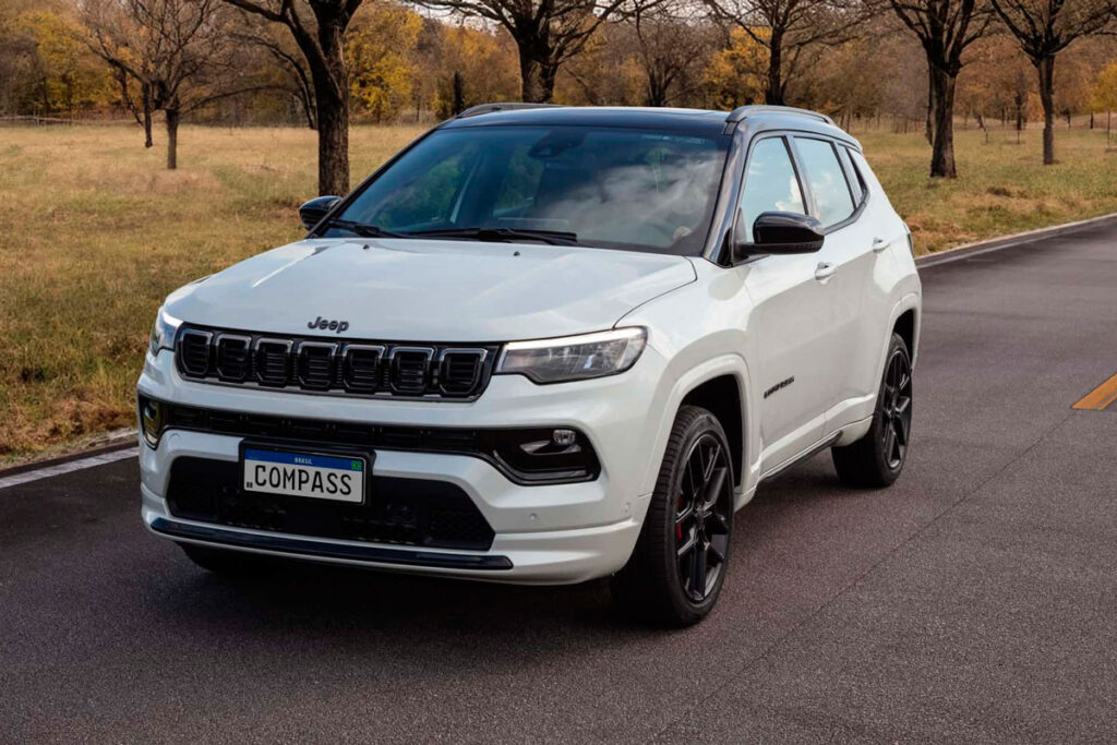 Conheça o novo Jeep Compass Blackhawk, SUV que acelera como esportivo 3 jeep compass blackhawk 2025 capa