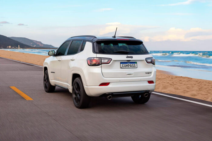 Conheça o novo Jeep Compass Blackhawk, SUV que acelera como esportivo 2 jeep compass blackhawk 2025 interna traseira