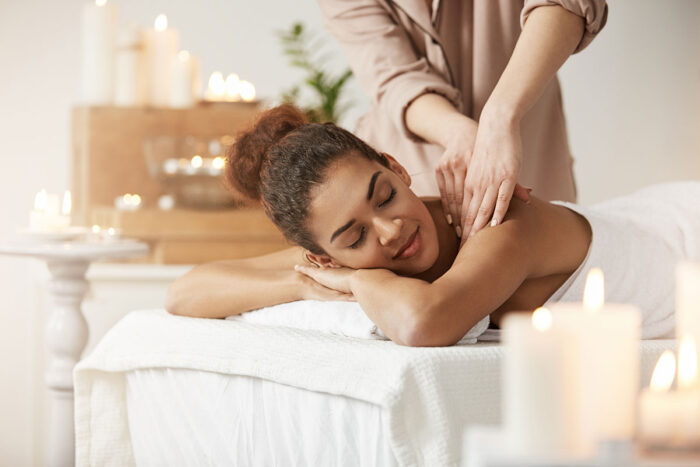 ABC das massagens: confira as diferenças entre as técnicas e quais as principais indicações 1 massagem by freepik