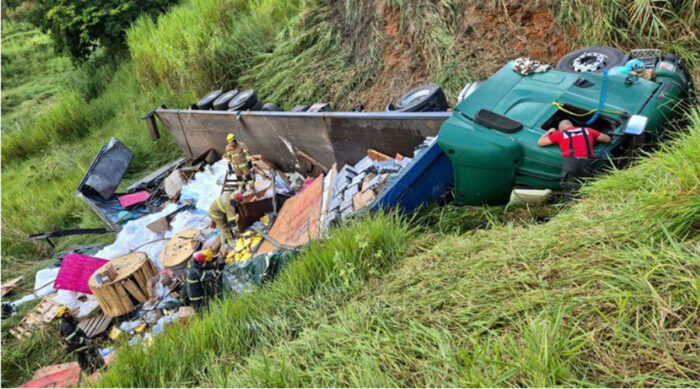 Caminhão carregado de produtos químicos tomba na BR-116, em Muriaé 1 produtos químicos tombados em estrada de muriaé