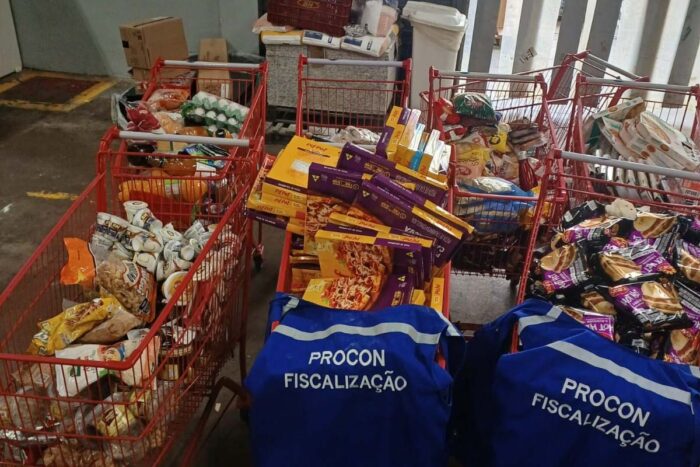 Cerca de 300 kg de alimentos são apreendidos em supermercado de JF 1 Cerca de 300kg de alimentos são apreendidos em supermercado de JF