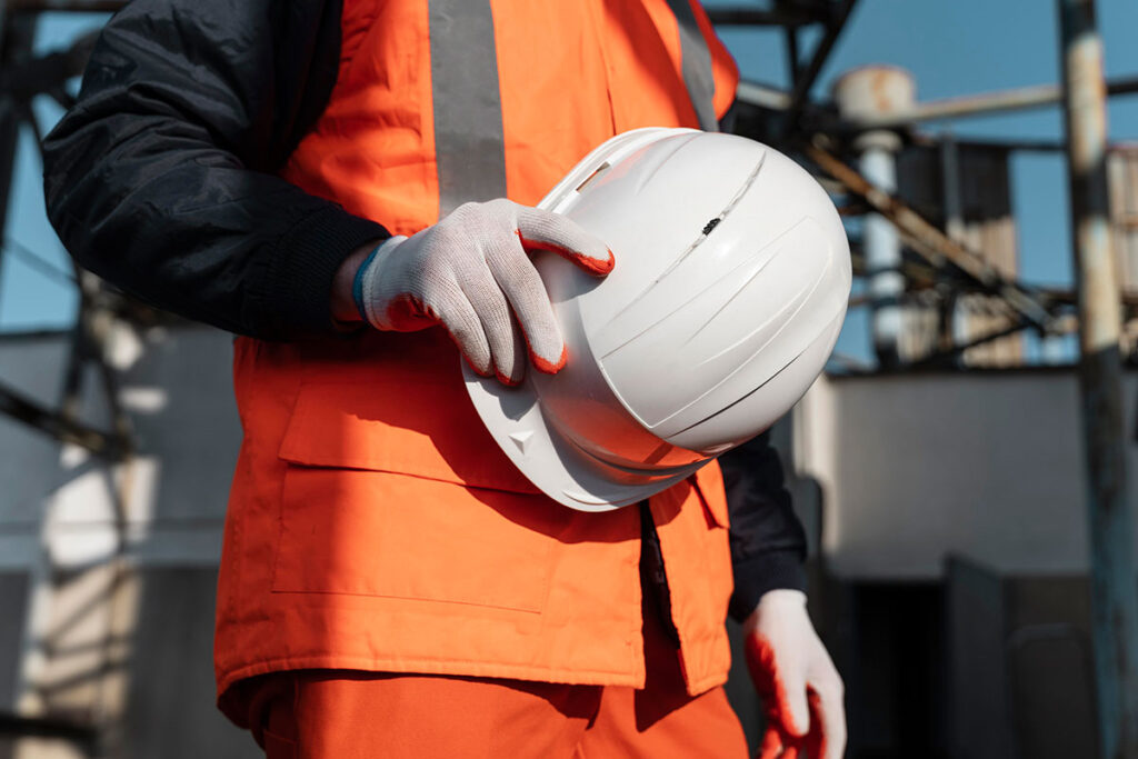 Abril Verde alerta para o direito a um ambiente de trabalho seguro e saudável 2 seguranca trabalho by freepik