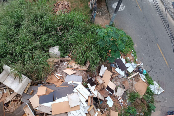 Bota-fora irregular em lote gera riscos para moradores 1 vu 2