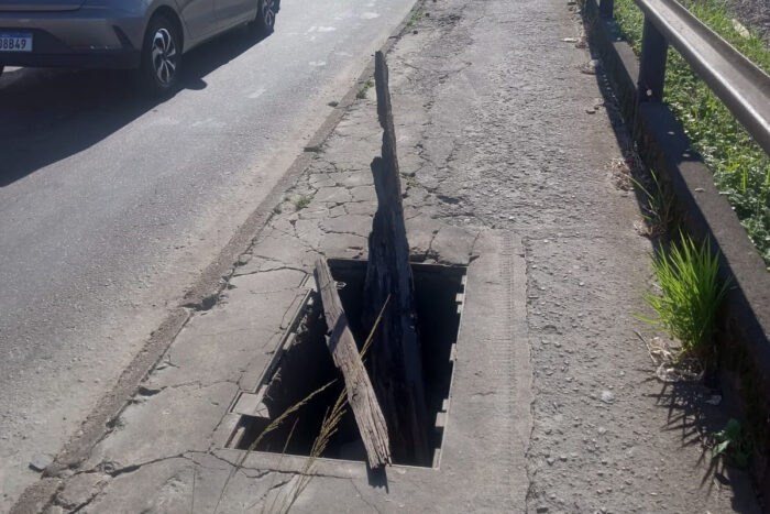 Bueiro sem proteção em calçada põe pedestres em risco 1 vu 4