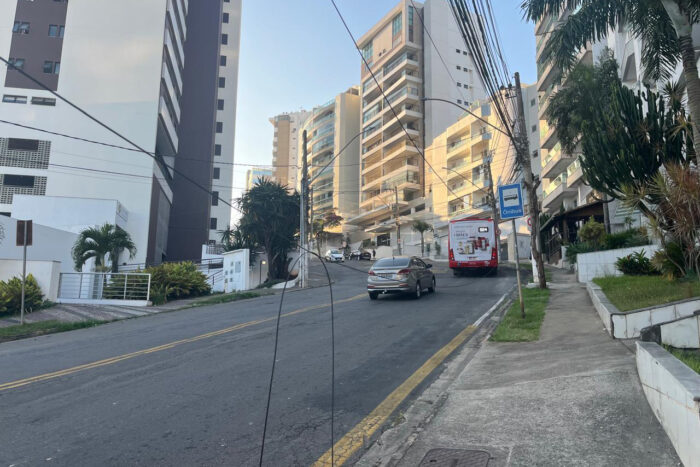 Fiação solta gera riscos no Estrela Sul 1 vu fiacao