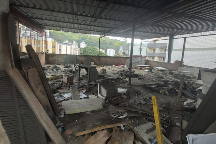 Descarte irregular de lixo em galpão abandonado gera riscos 1 vu lixo galpao