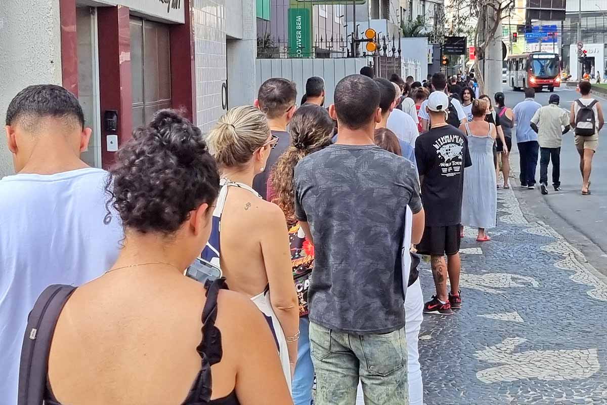 Juiz-foranos fazem fila para regularizar título de eleitor 1 1200 x 800 LEO COSTA FILA TITULO 04