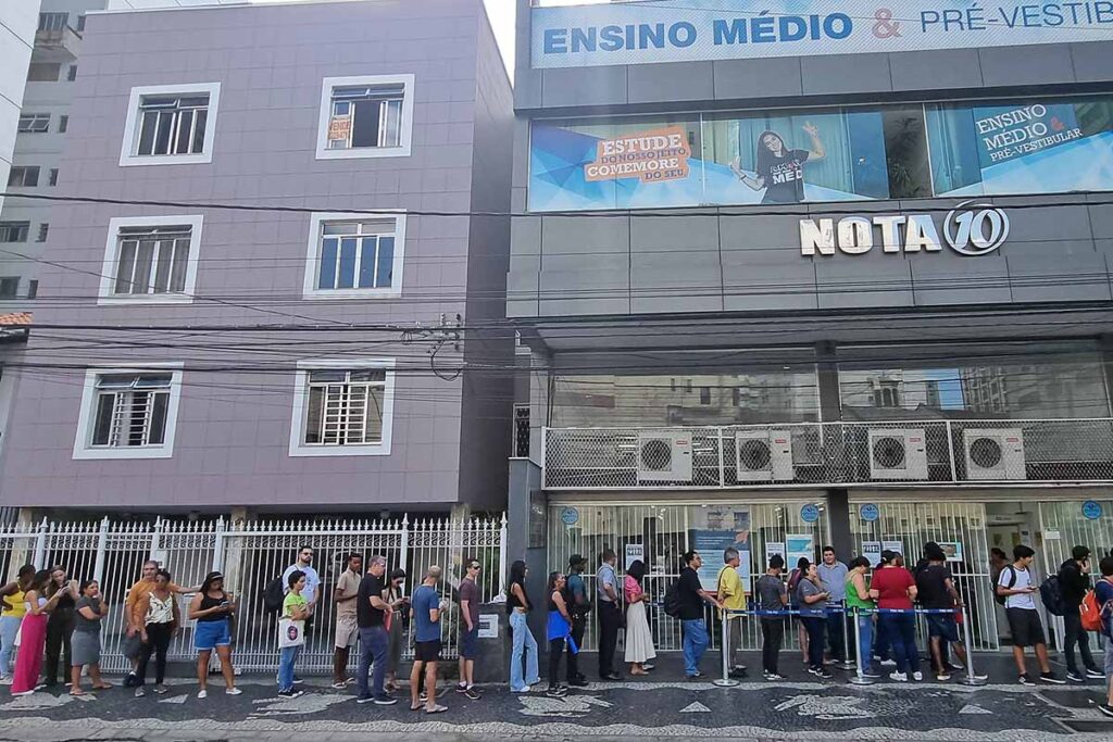 Juiz-foranos fazem fila para regularizar título de eleitor 2 título eleitoral