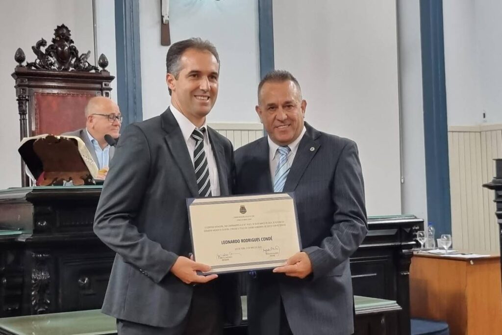 Técnico Léo Condé recebe título de cidadão honorário de Juiz de Fora 2 Leo Conde recebe titulo Leonardo Costa