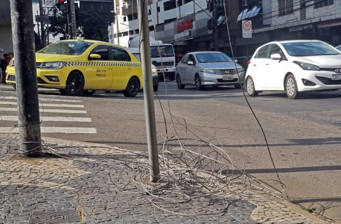 Fiação solta gera riscos em Avenida Itamar Franco 1 VU AV ITAMAR FRANCO COM MONSENHOR GUSTAVO FREIRE 01 1