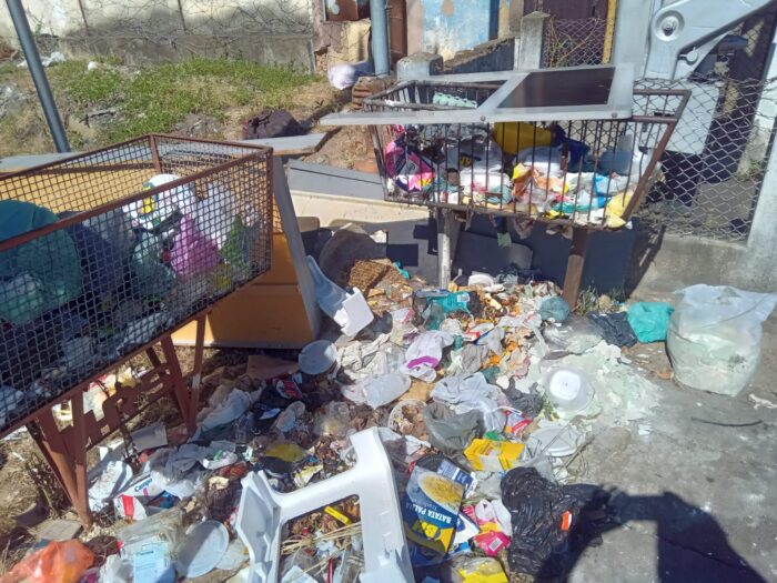 Acúmulo de lixo e entulho em calçada prejudica pedestres 1 WhatsApp Image 2024 05 13 at 11.51.05