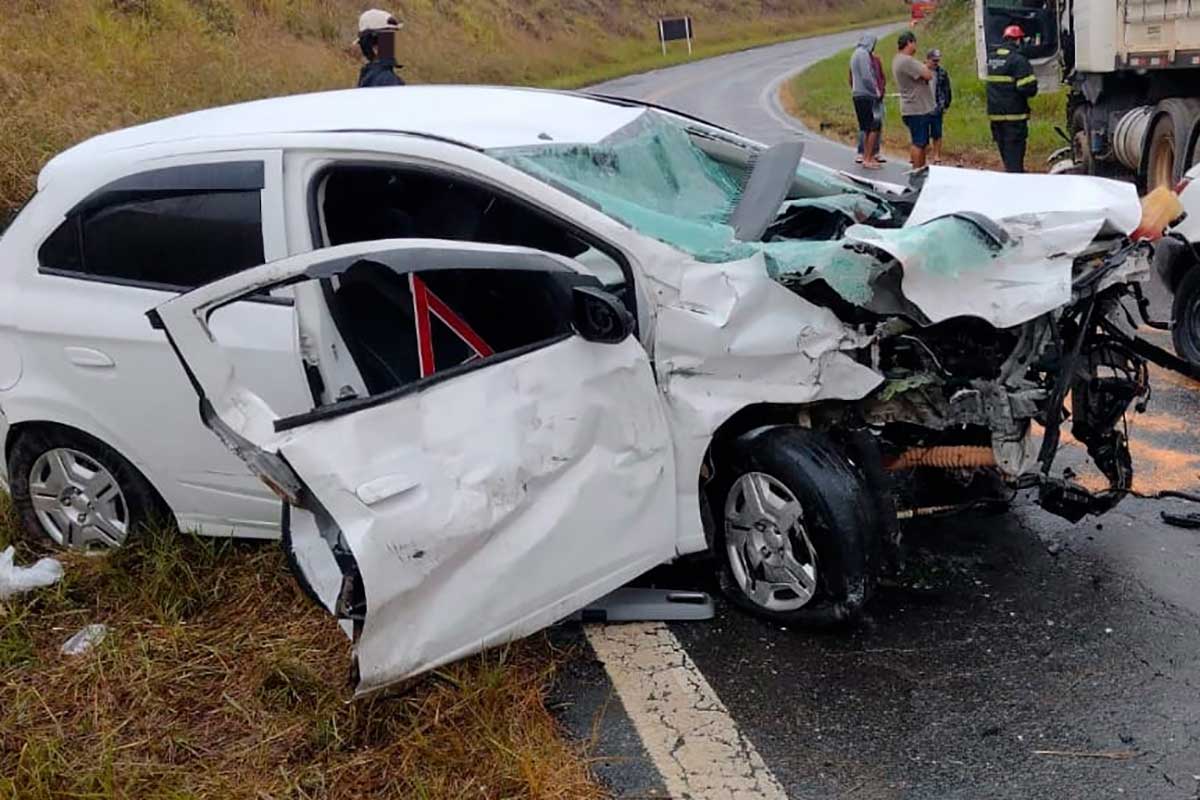 Dois acidentes em estradas de Bicas deixam feridos 1 acidente bicas br 267 bombeiros