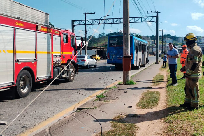Ônibus bate em poste na Avenida Brasil e passageiro fica ferido 1 acidente zona norte by bombeiros editada