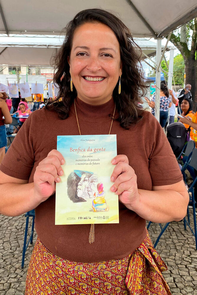 Livro 'Benfica da gente', de Aline Junqueira, é lançado nesta quinta-feira 1 aline livro2 com fundo Divulgacao