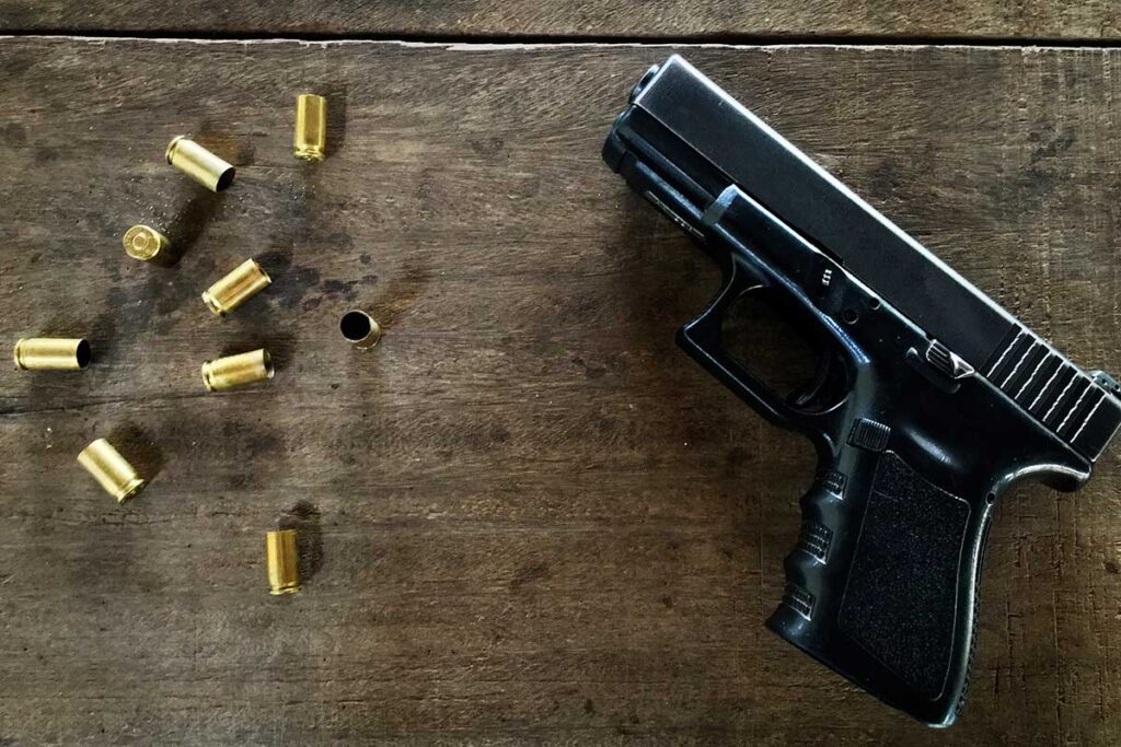 Estado deve pagar R$ 120 mil a adolescente baleada por policial militar em Minas 1 arma by freepik