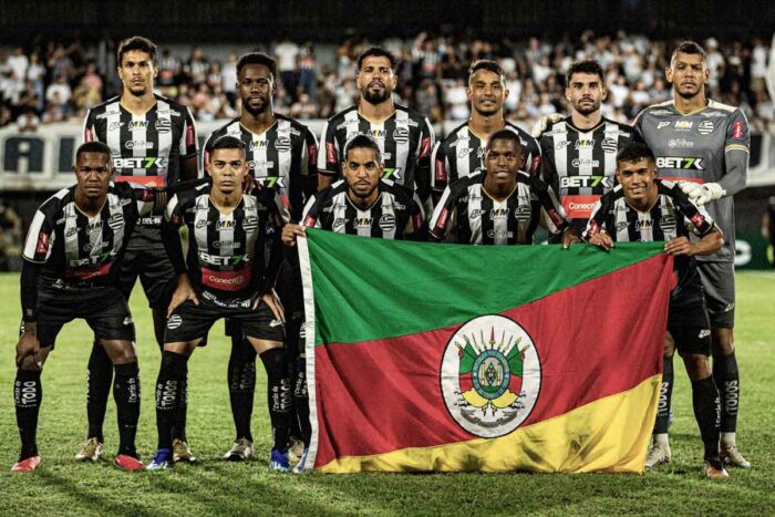 Renda de jogo do Athletic será doada às vítimas de enchentes no Rio Grande do Sul 1 athletic com bandeira do rio grande do sul