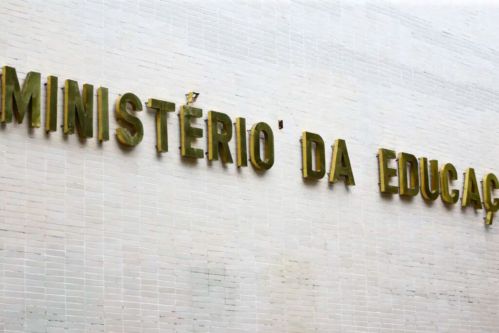 MEC oferece 80 mil bolsas a estudantes de licenciatura; saiba quem pode se inscrever 2 mec livros