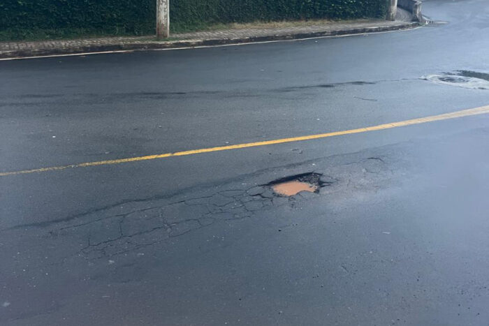 Buraco prejudica tráfego de veículos em via na Zona Sul 1 buraco vu 1