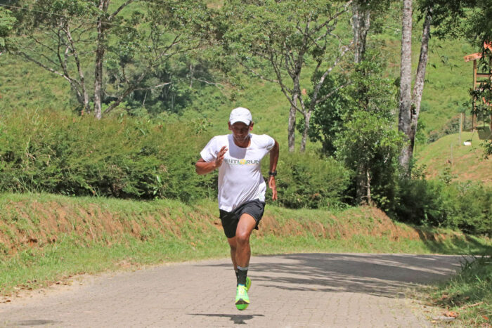 Guia de turismo tem montanhas de Ibitipoca como cenário para treinos de corrida 2 chinha leonardo costa2