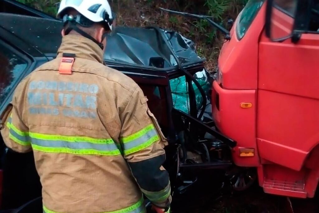 Mulher morre após carro colidir com caminhão na BR-267 3 colisao vitima fatal br 267 bombeiros 2