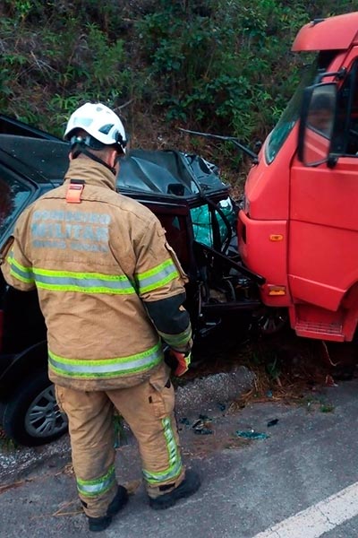 Mulher morre após carro colidir com caminhão na BR-267 2 colisao vitima fatal br 267 bombeiros 2 int