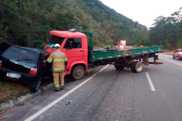 Mulher morre após carro colidir com caminhão na BR-267 1 colisao vitima fatal br 267 bombeiros 3