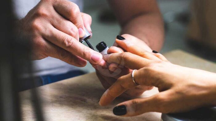 Coceira nas pálpebras é o principal sinal de alergia a esmaltes de unha 1 download