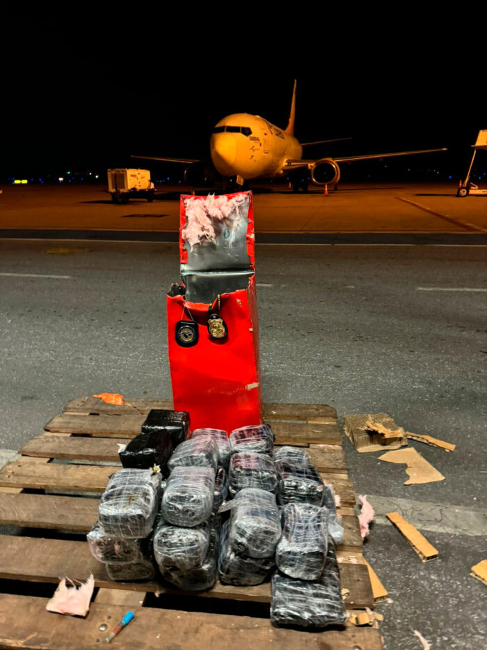 Mercadorias e drogas avaliadas em R$ 50 milhões são apreendidas em aeroportos da Zona da Mata e de BH 1 drogas apreendidas nos aeroportos