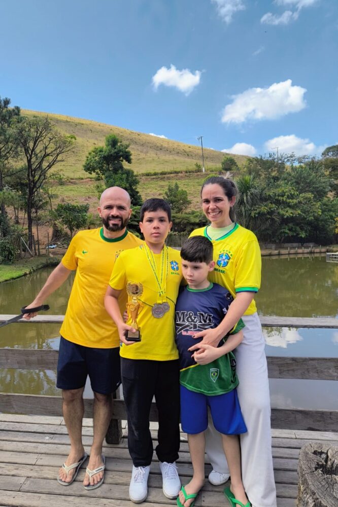 Mineiro de 13 anos gabarita competição na Tailândia e busca ajuda para Olimpíada nos EUA 2 familia do emanuel