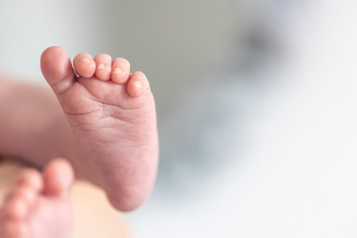 Hospital é condenado a indenizar pai impedido de ver o nascimento da filha 1 fingers newborn baby macro shot