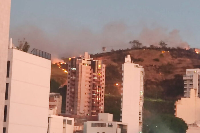 Incêndio atinge vegetação e ameaça prédios no Bom Pastor 1 incendio bruno kaehler