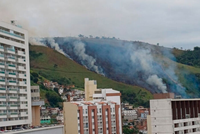 Bombeiros combatem incêndio próximo ao Morro do Cristo 1 incendio zona sul gps