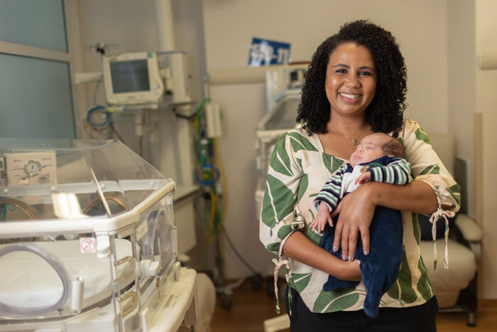 “Não ouvi o choro do meu bebê ao nascer”, conta mãe de UTI 1 mae bebe uti by Diego Padgurschi