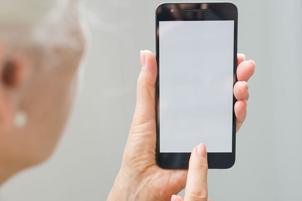 Dia das Mães: veja passo a passo para homenagear sua mãe com cartões, vídeos e canções 1 mae idosa celular freepik