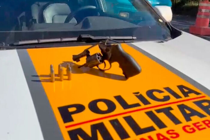 Jovem é preso com pistola carregada em ônibus de viagem em Juiz de Fora 1 pistola carregada apreensao pmr