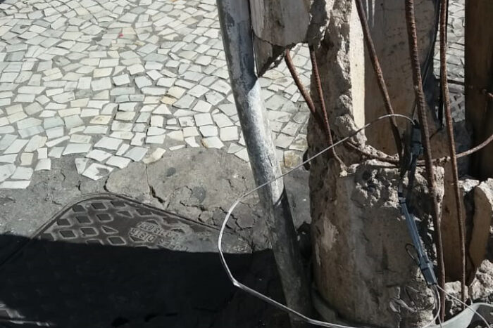 Poste com sustentação quebrada gera riscos no Centro 1 poste vu