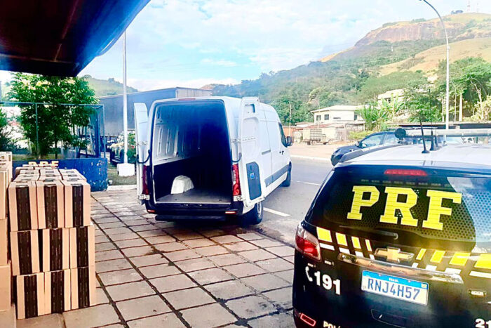 PRF apreende mais de 1,8 milhão de cigarros sem nota fiscal em Leopoldina 1 Van transportava cigarros