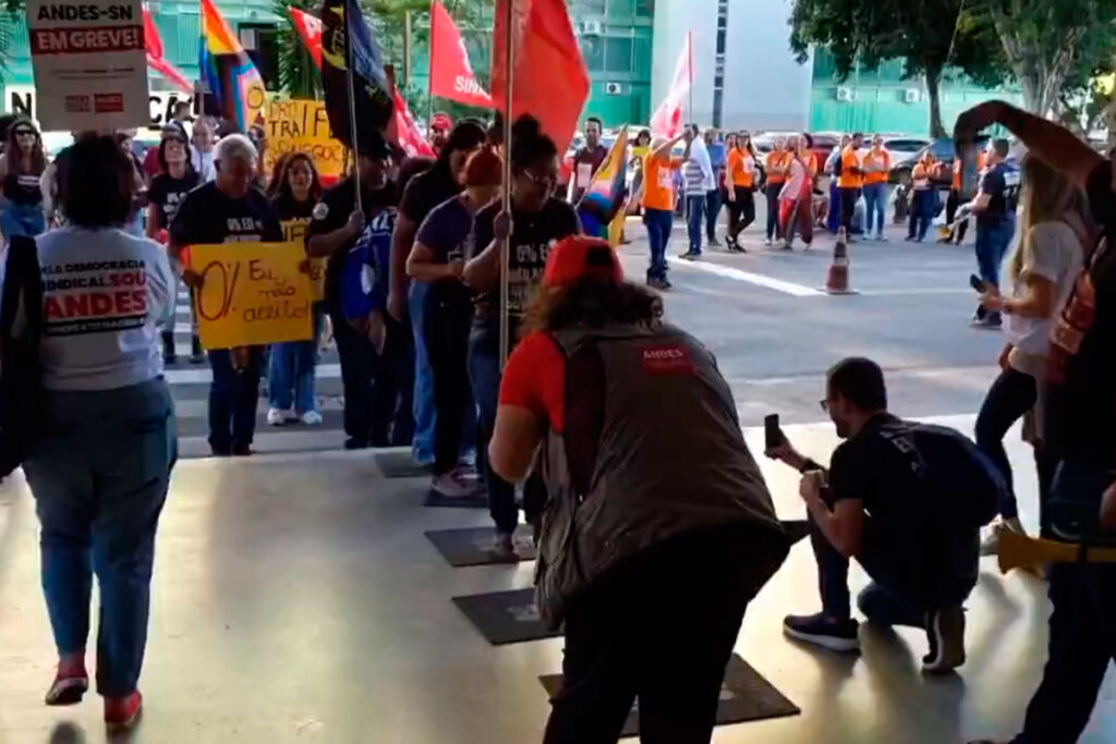 ‘A greve segue forte’, diz sindicato após reunião com Governo federal 1 ‘A greve segue forte’, diz presidente de sindicato dos professores após reunião com Governo Federal